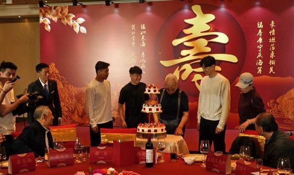 世界杯官网app下载最新版-足坛元老年维泗93岁生日，徐根宝携武磊等弟子为他庆生